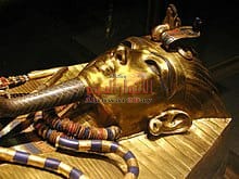 بمناسبة مرور “96 عاماًً” على إكتشاف مقبرة الملك توت عنخ امون “القرية الفرعونية ” تستقبل زائرى المقبرة مجاناً