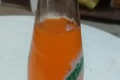 فضيحه  شركة بيبسي العالميه تقدم مشروب الميرندا أحد منتجاتها بنكهة الصراصير والذباب