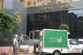 بنك الطعام المصري يقدم الوجبات الساخنة لمتضرري السيول بالتعاون مع فندق سفير الدقي